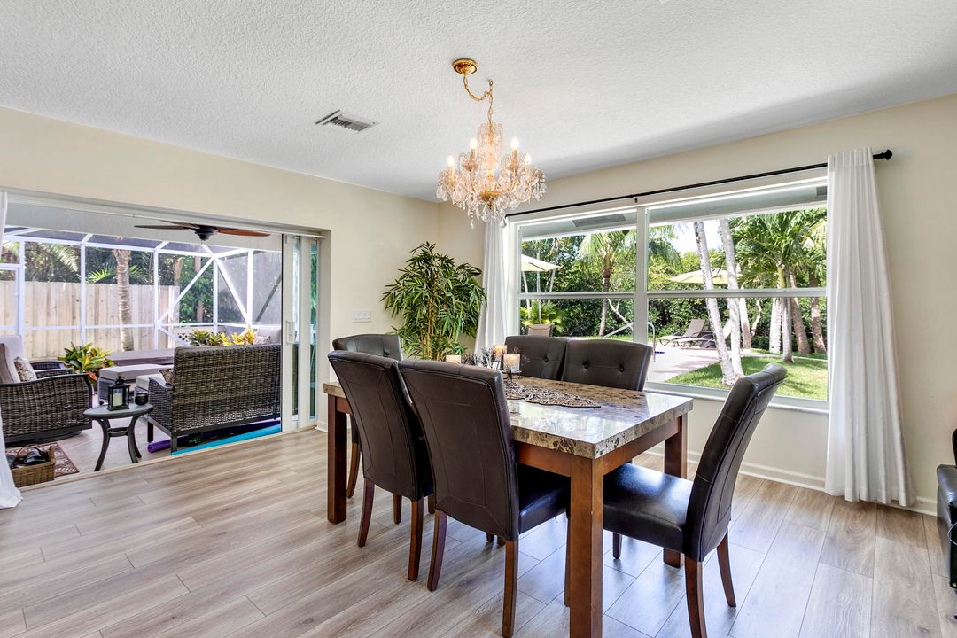 合同活跃: $1,290,000 (3 贝兹, 2 浴室, 2245 平方英尺)