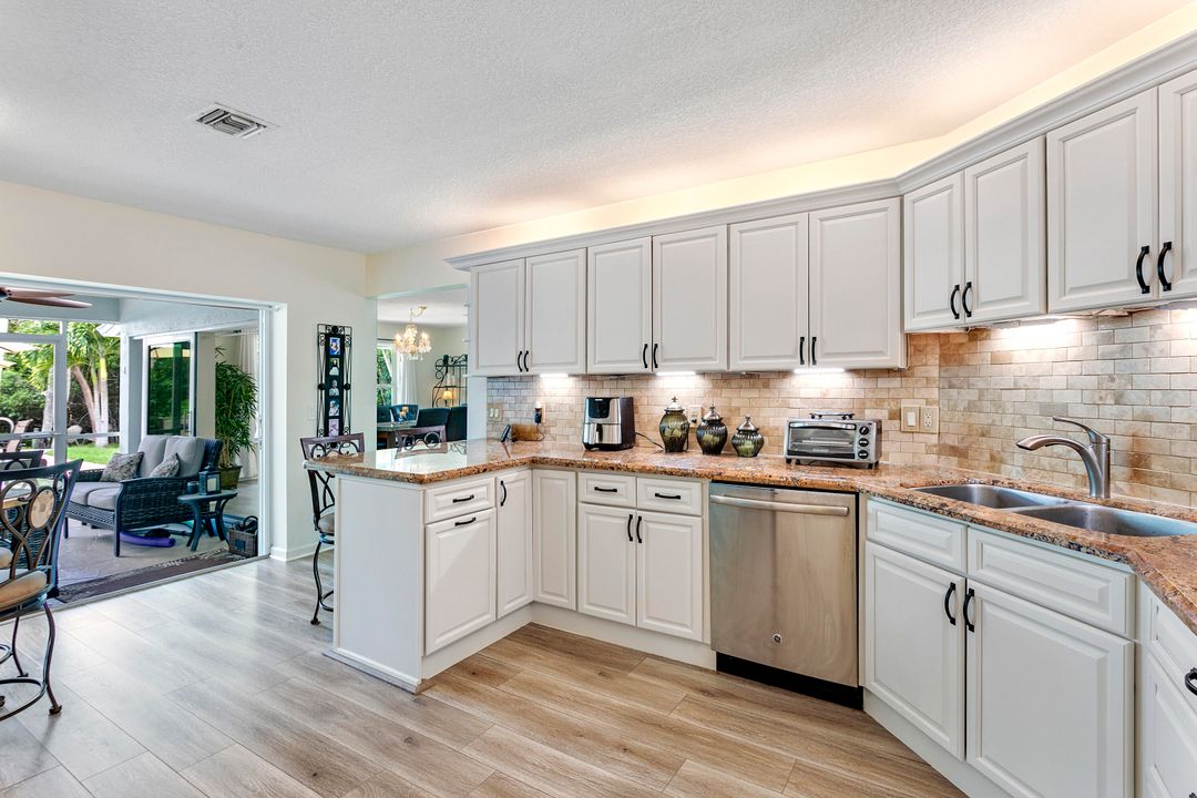 合同活跃: $1,290,000 (3 贝兹, 2 浴室, 2245 平方英尺)