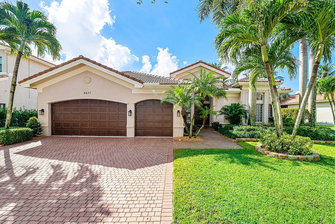 Activo con contrato: $999,900 (5 camas, 3 baños, 2945 Pies cuadrados)