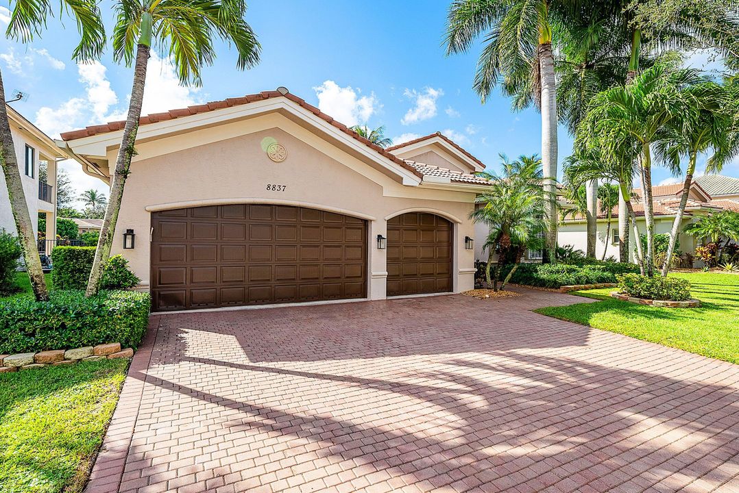 Activo con contrato: $999,900 (5 camas, 3 baños, 2945 Pies cuadrados)