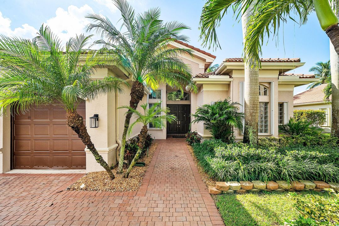 Activo con contrato: $999,900 (5 camas, 3 baños, 2945 Pies cuadrados)