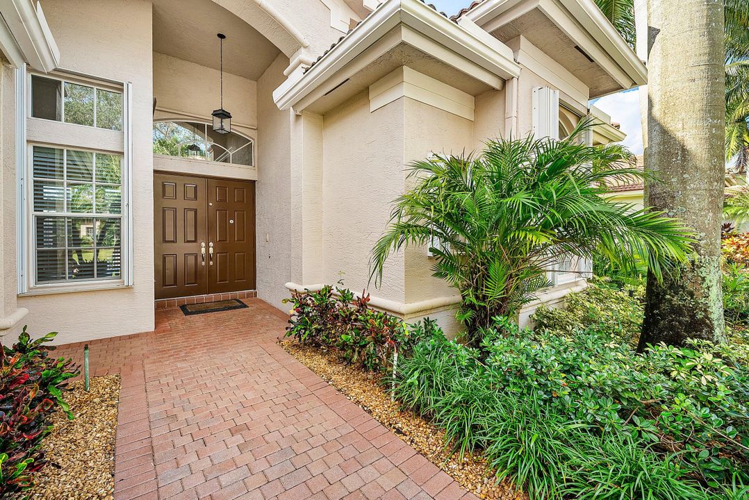 Activo con contrato: $999,900 (5 camas, 3 baños, 2945 Pies cuadrados)