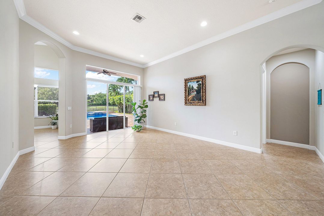 Activo con contrato: $999,900 (5 camas, 3 baños, 2945 Pies cuadrados)