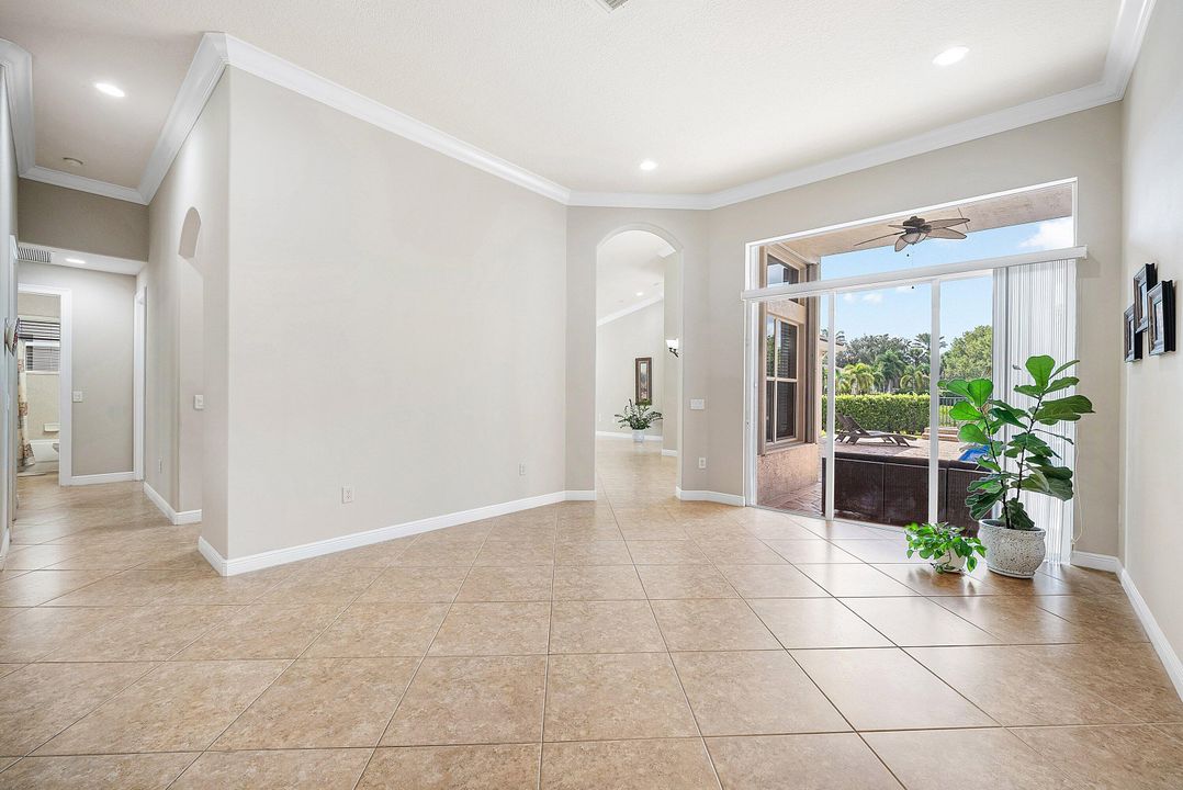 Activo con contrato: $999,900 (5 camas, 3 baños, 2945 Pies cuadrados)