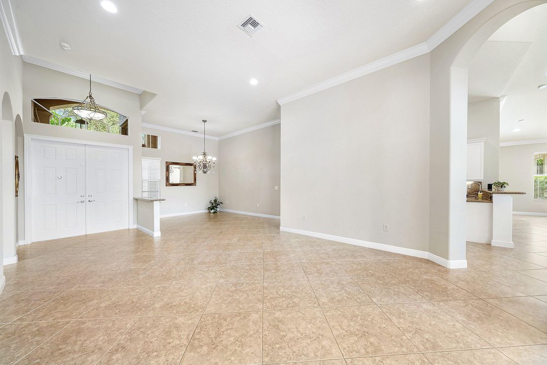 Activo con contrato: $999,900 (5 camas, 3 baños, 2945 Pies cuadrados)