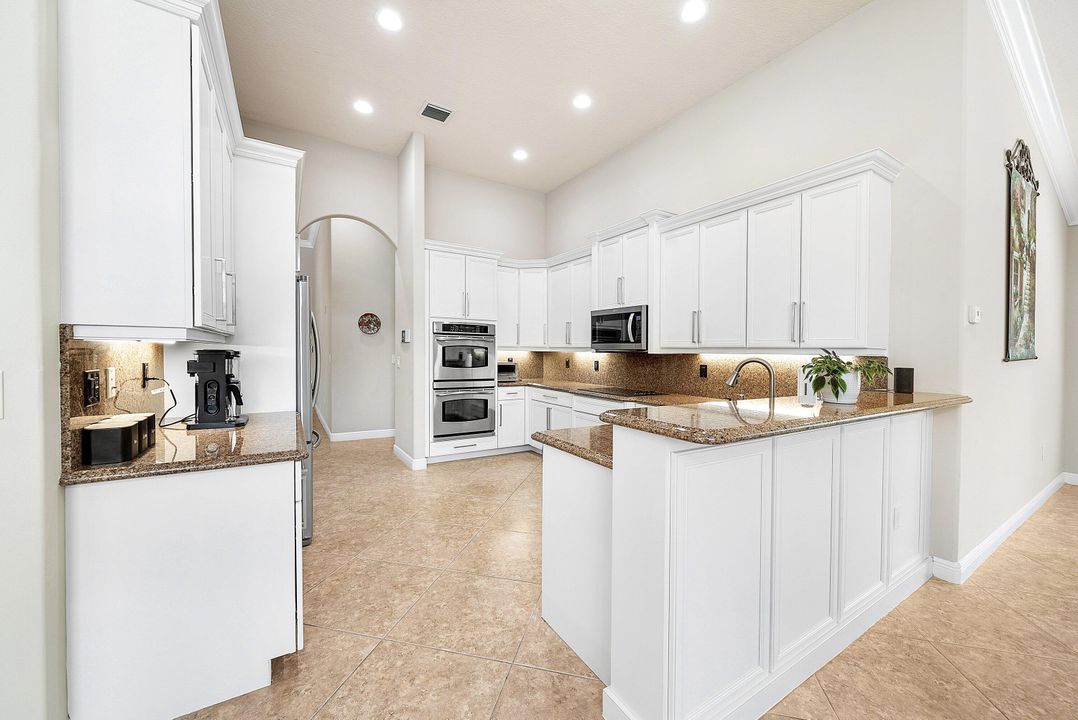 Activo con contrato: $999,900 (5 camas, 3 baños, 2945 Pies cuadrados)