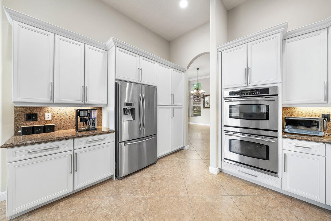 Activo con contrato: $999,900 (5 camas, 3 baños, 2945 Pies cuadrados)