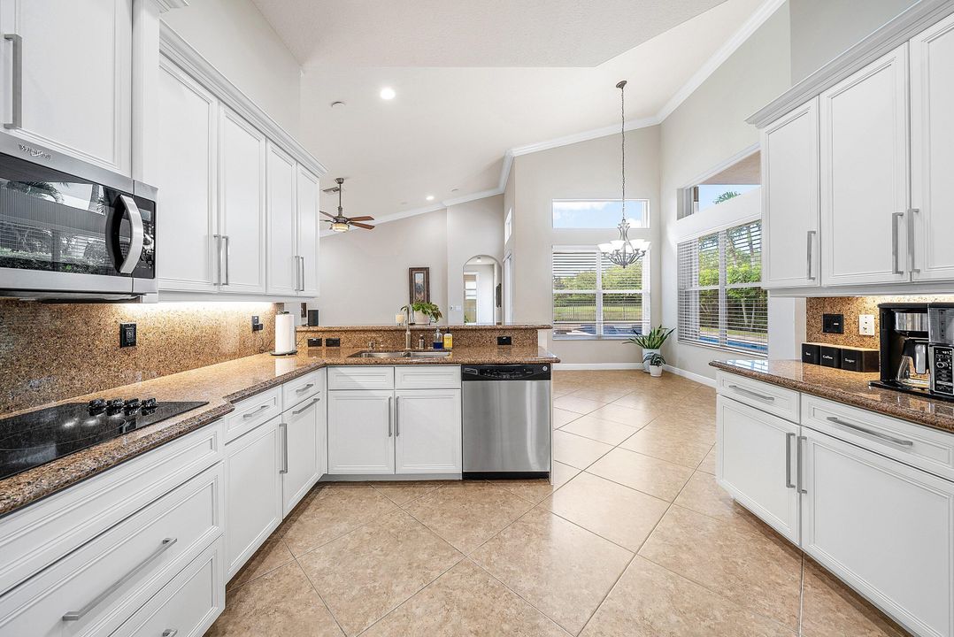 Activo con contrato: $999,900 (5 camas, 3 baños, 2945 Pies cuadrados)