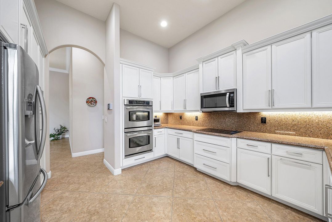 Activo con contrato: $999,900 (5 camas, 3 baños, 2945 Pies cuadrados)