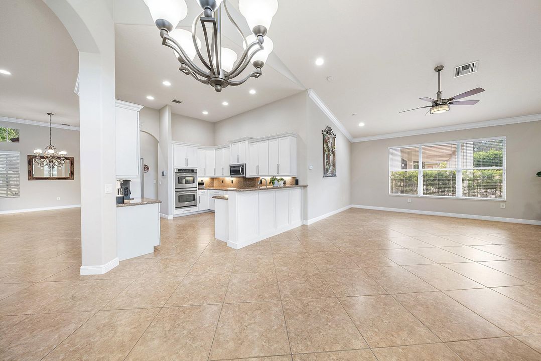 Activo con contrato: $999,900 (5 camas, 3 baños, 2945 Pies cuadrados)