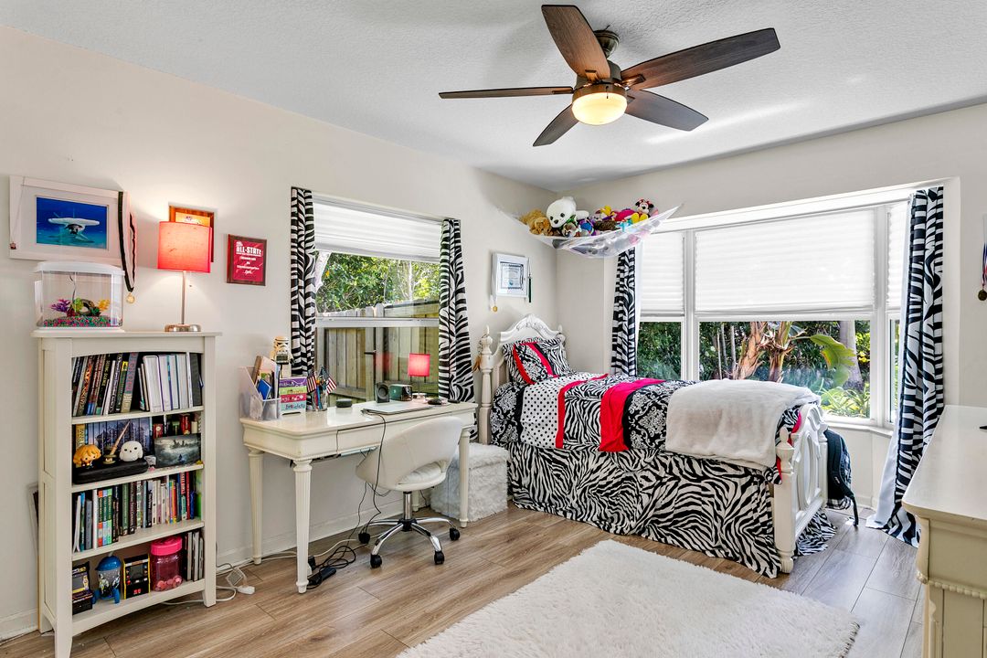 合同活跃: $1,290,000 (3 贝兹, 2 浴室, 2245 平方英尺)