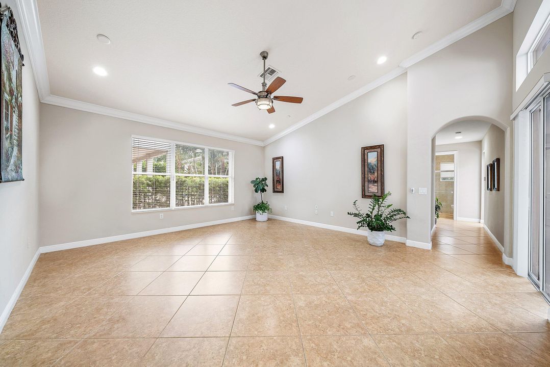 Activo con contrato: $999,900 (5 camas, 3 baños, 2945 Pies cuadrados)