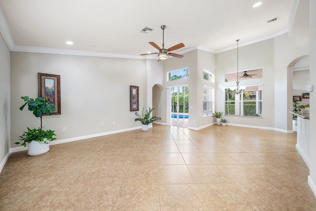 Activo con contrato: $999,900 (5 camas, 3 baños, 2945 Pies cuadrados)