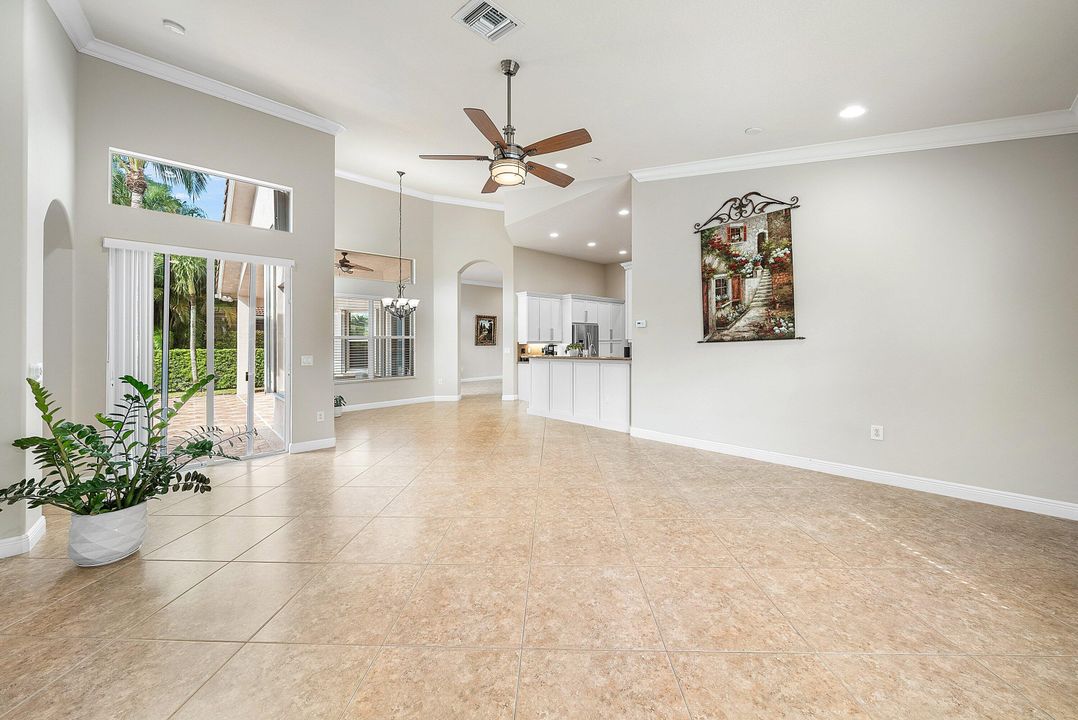 Activo con contrato: $999,900 (5 camas, 3 baños, 2945 Pies cuadrados)