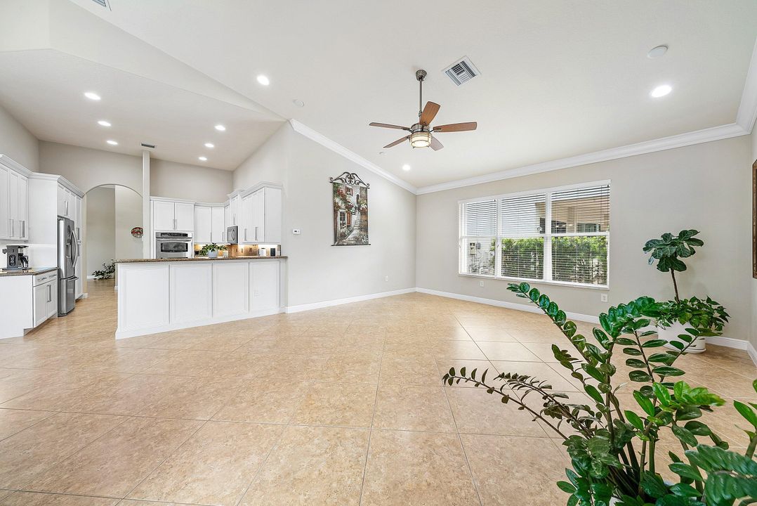 Activo con contrato: $999,900 (5 camas, 3 baños, 2945 Pies cuadrados)