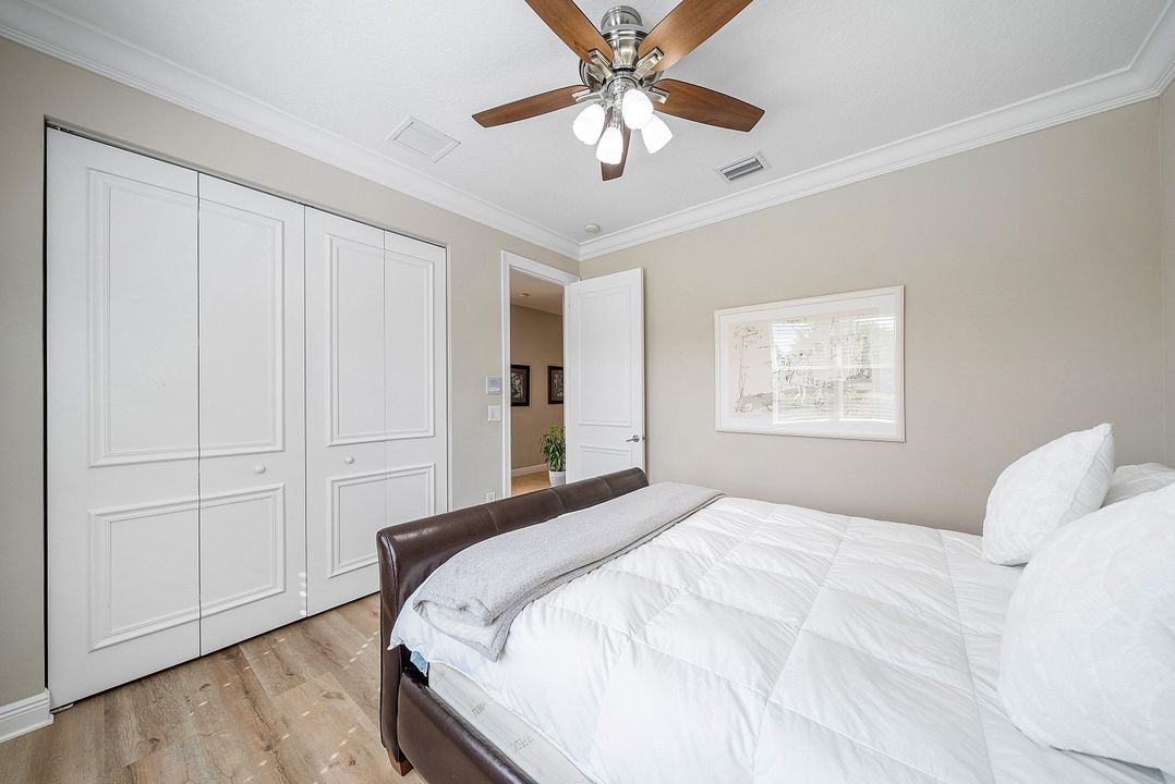 Activo con contrato: $999,900 (5 camas, 3 baños, 2945 Pies cuadrados)