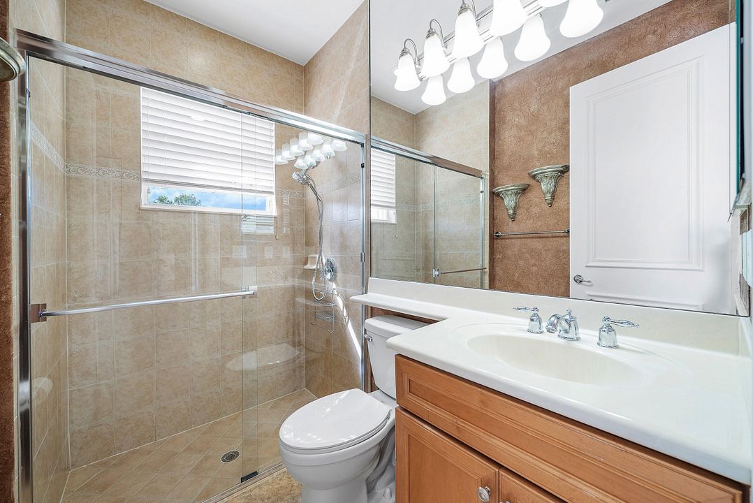 Activo con contrato: $999,900 (5 camas, 3 baños, 2945 Pies cuadrados)