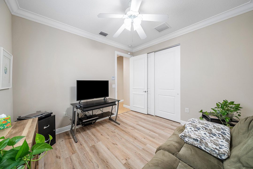 Activo con contrato: $999,900 (5 camas, 3 baños, 2945 Pies cuadrados)