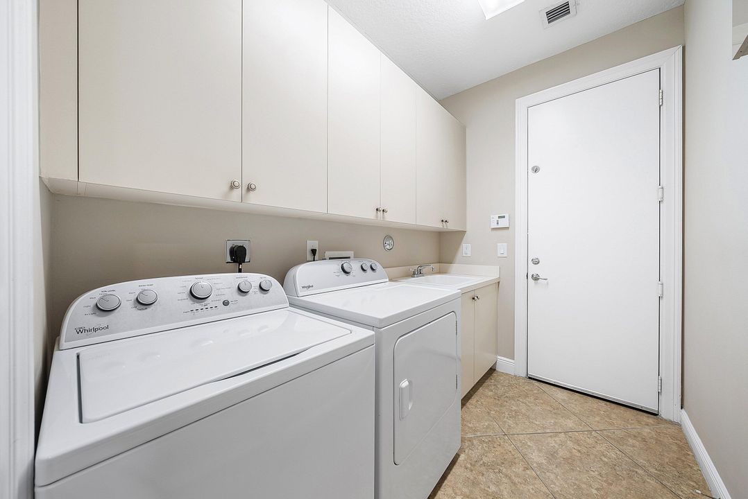 Activo con contrato: $999,900 (5 camas, 3 baños, 2945 Pies cuadrados)