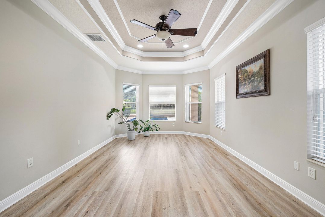 Activo con contrato: $999,900 (5 camas, 3 baños, 2945 Pies cuadrados)