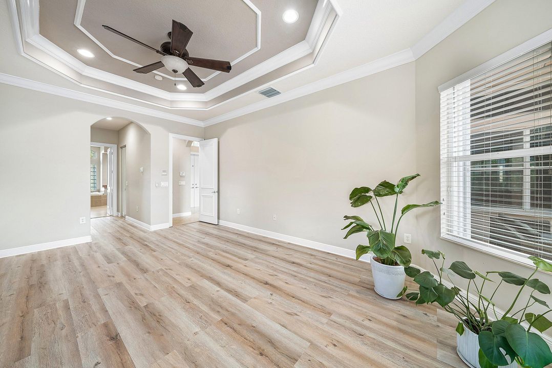 Activo con contrato: $999,900 (5 camas, 3 baños, 2945 Pies cuadrados)