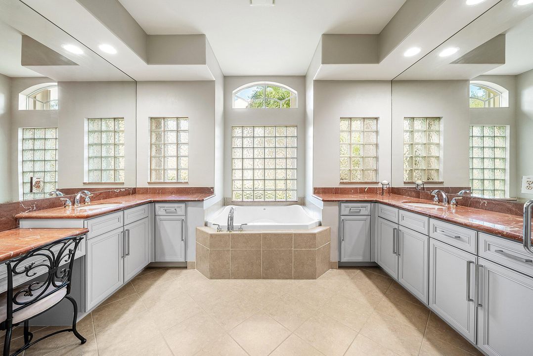 Activo con contrato: $999,900 (5 camas, 3 baños, 2945 Pies cuadrados)