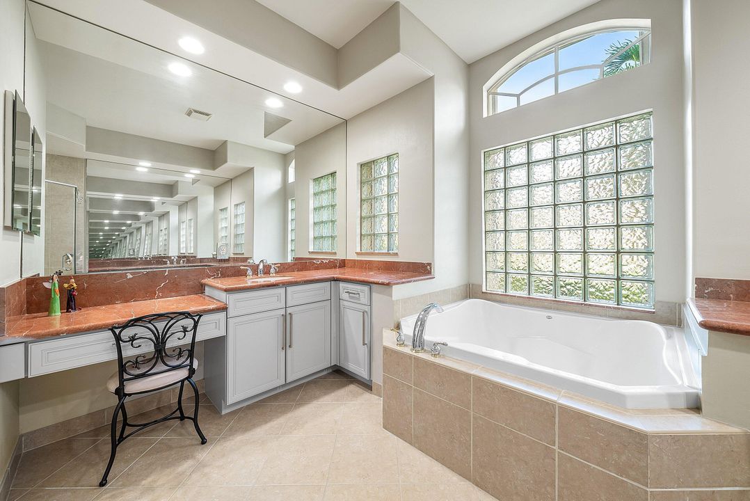 Activo con contrato: $999,900 (5 camas, 3 baños, 2945 Pies cuadrados)