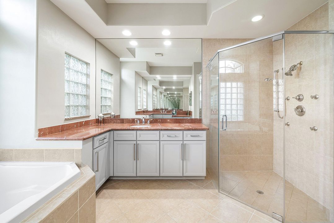 Activo con contrato: $999,900 (5 camas, 3 baños, 2945 Pies cuadrados)