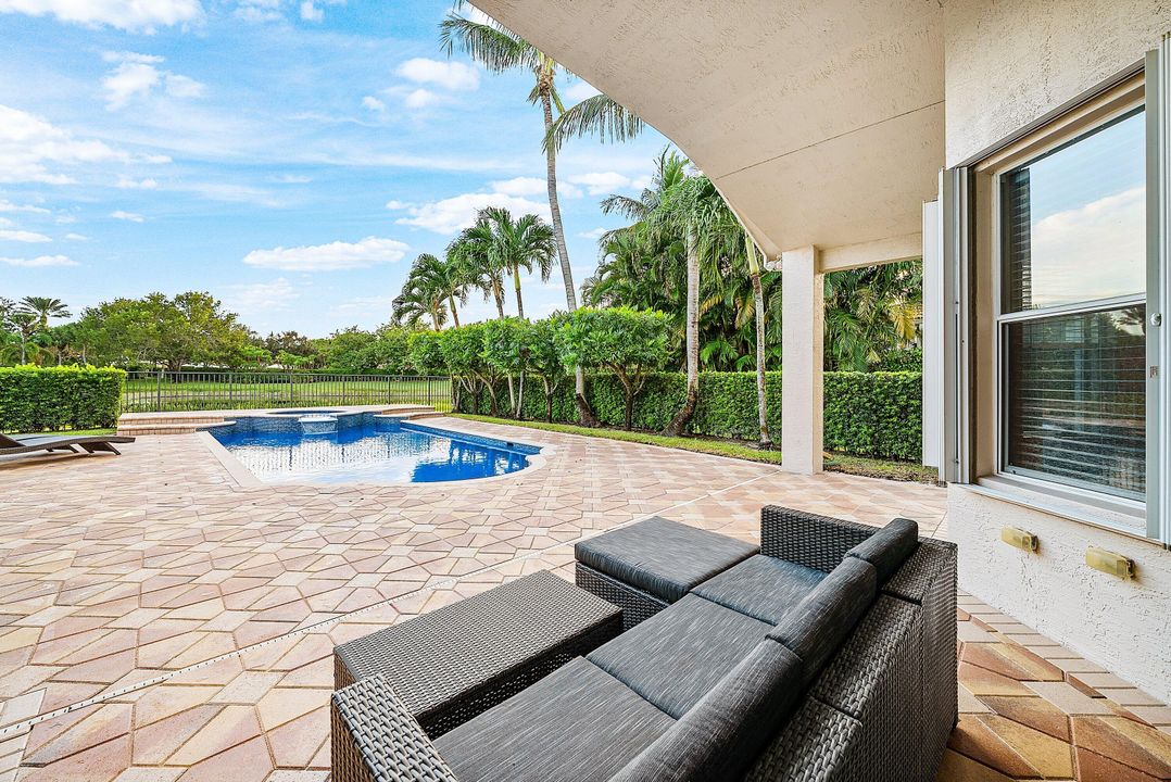 Activo con contrato: $999,900 (5 camas, 3 baños, 2945 Pies cuadrados)