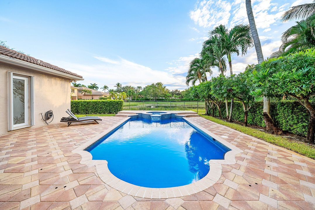 Activo con contrato: $999,900 (5 camas, 3 baños, 2945 Pies cuadrados)