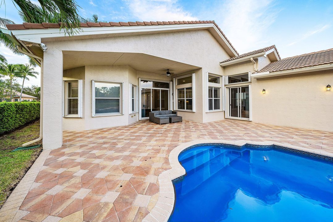 Activo con contrato: $999,900 (5 camas, 3 baños, 2945 Pies cuadrados)