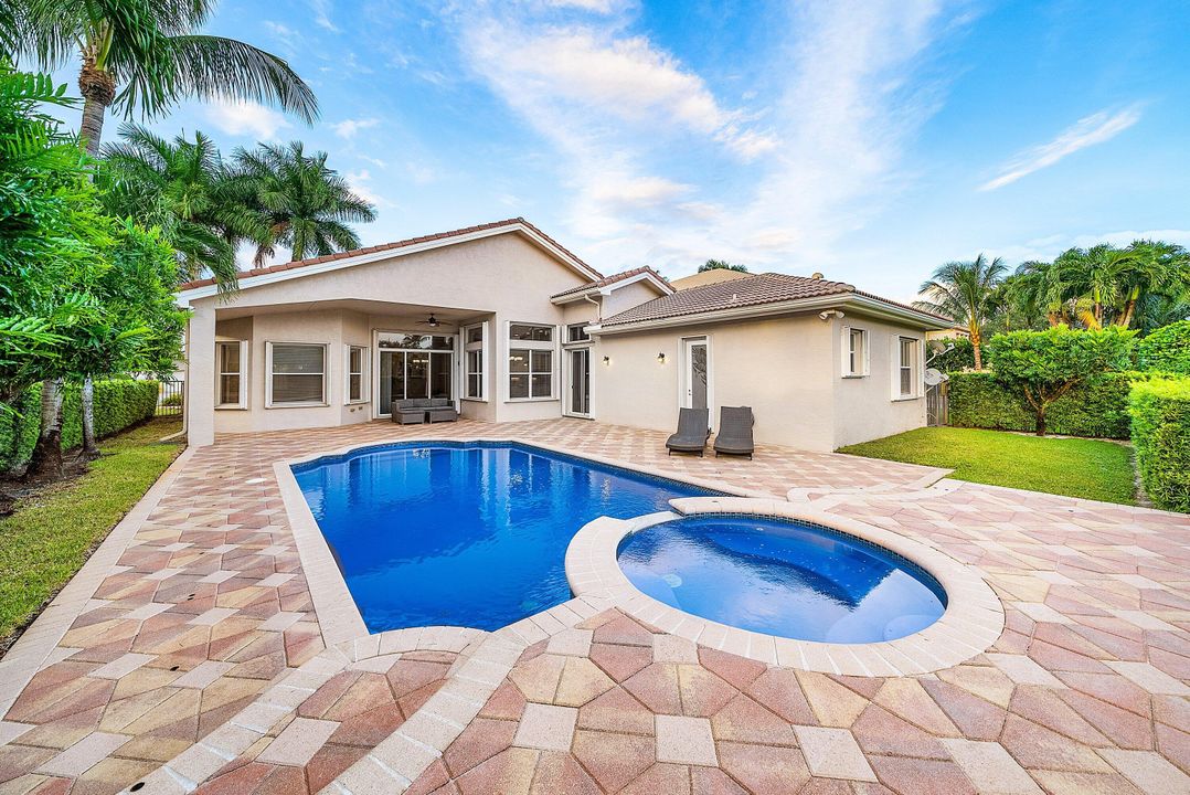 Activo con contrato: $999,900 (5 camas, 3 baños, 2945 Pies cuadrados)