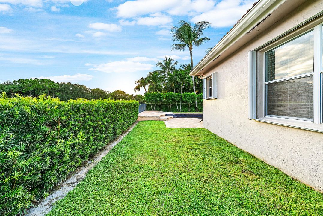 Activo con contrato: $999,900 (5 camas, 3 baños, 2945 Pies cuadrados)