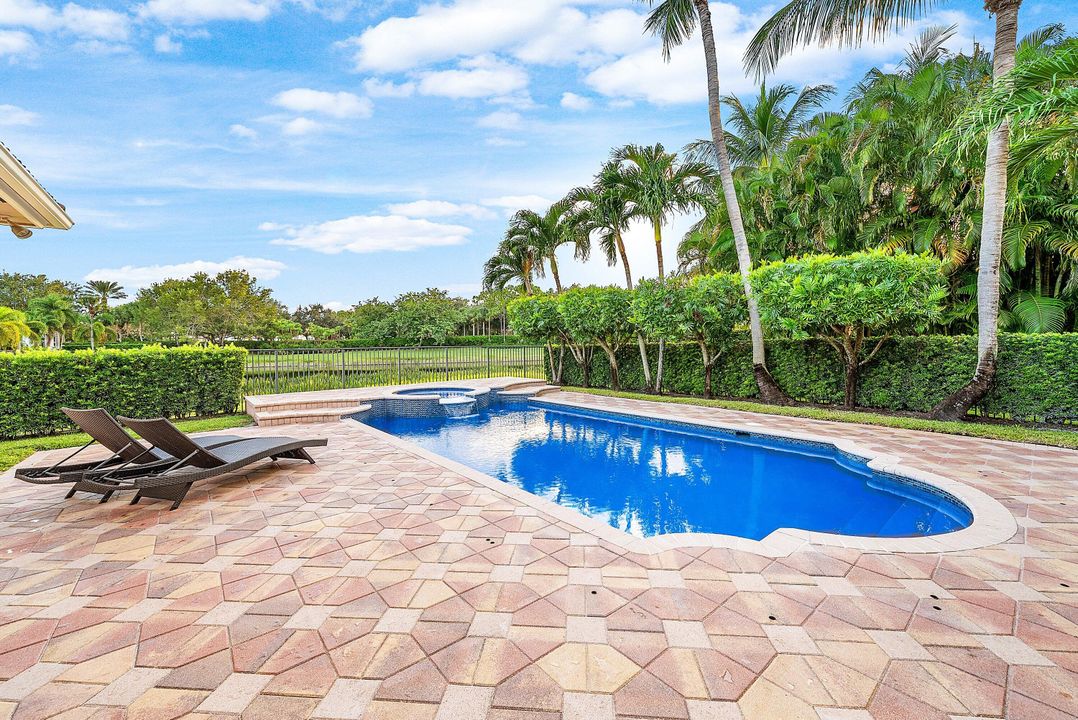 Activo con contrato: $999,900 (5 camas, 3 baños, 2945 Pies cuadrados)