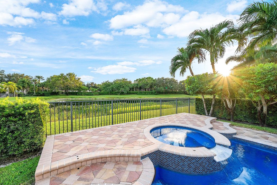 Activo con contrato: $999,900 (5 camas, 3 baños, 2945 Pies cuadrados)