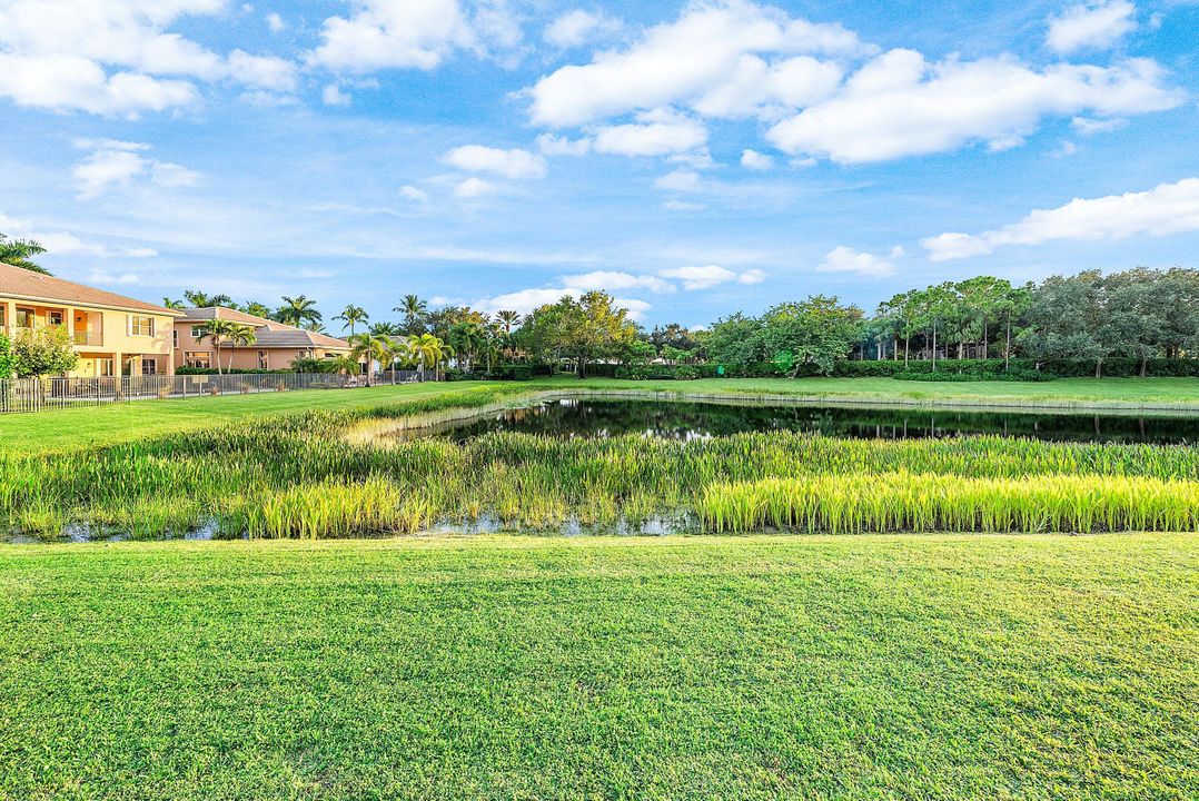 Activo con contrato: $999,900 (5 camas, 3 baños, 2945 Pies cuadrados)