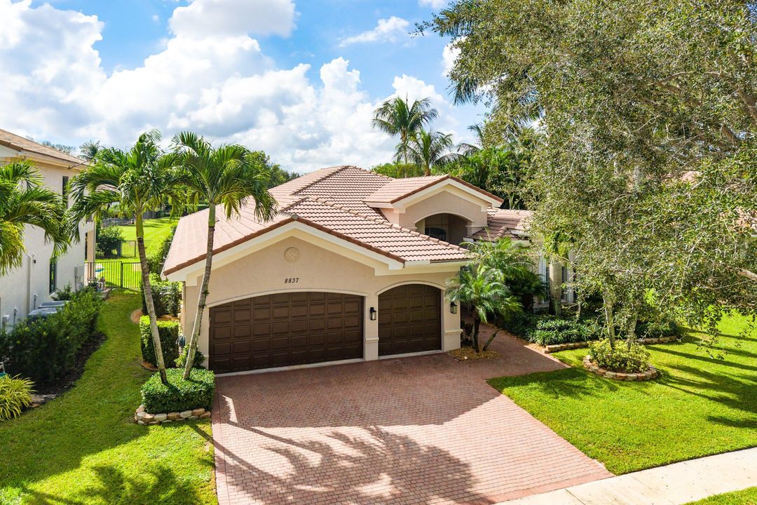 Activo con contrato: $999,900 (5 camas, 3 baños, 2945 Pies cuadrados)