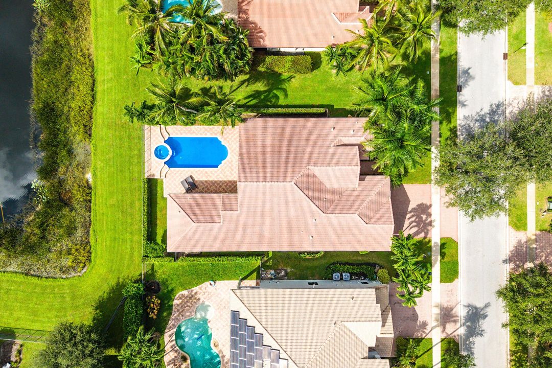 Activo con contrato: $999,900 (5 camas, 3 baños, 2945 Pies cuadrados)