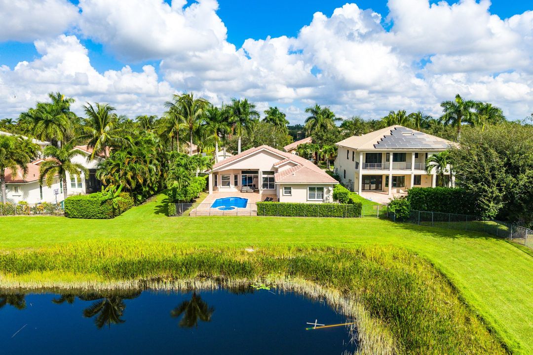 Activo con contrato: $999,900 (5 camas, 3 baños, 2945 Pies cuadrados)