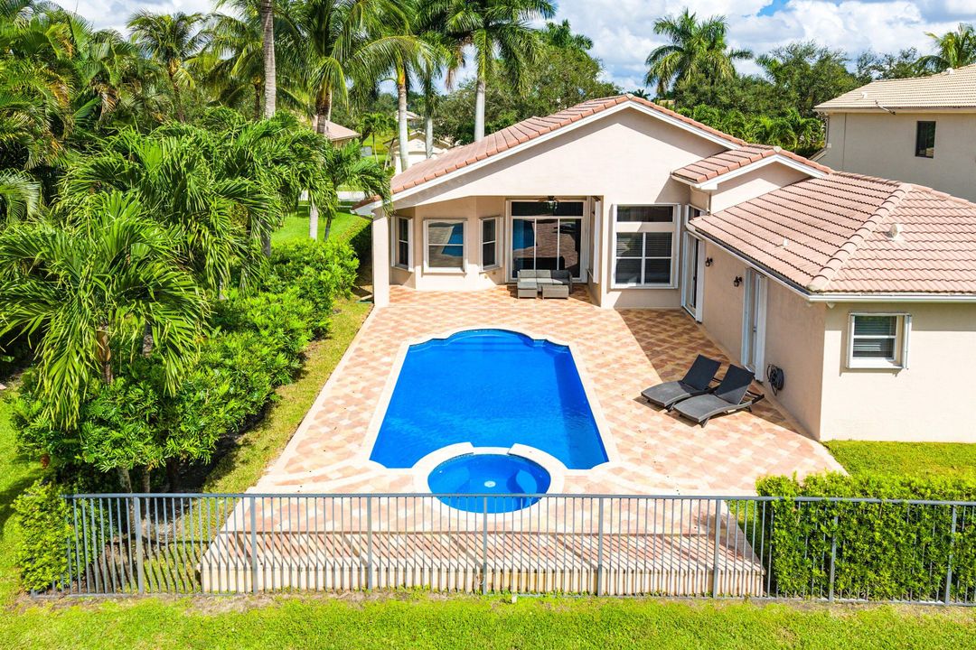 Activo con contrato: $999,900 (5 camas, 3 baños, 2945 Pies cuadrados)