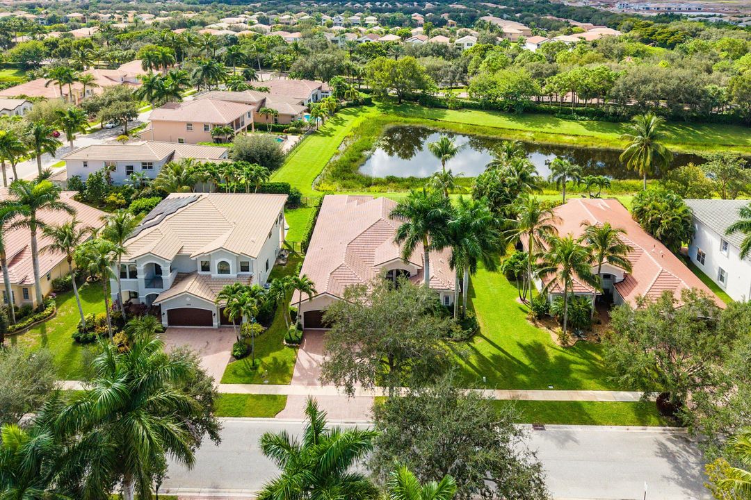 Activo con contrato: $999,900 (5 camas, 3 baños, 2945 Pies cuadrados)