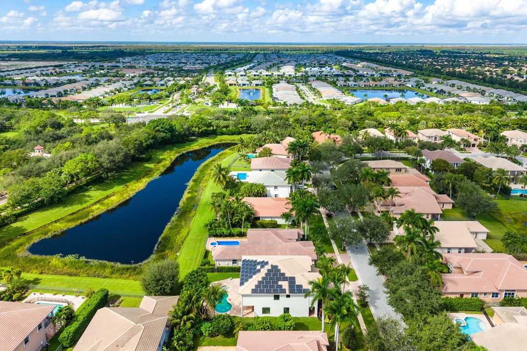 Activo con contrato: $999,900 (5 camas, 3 baños, 2945 Pies cuadrados)