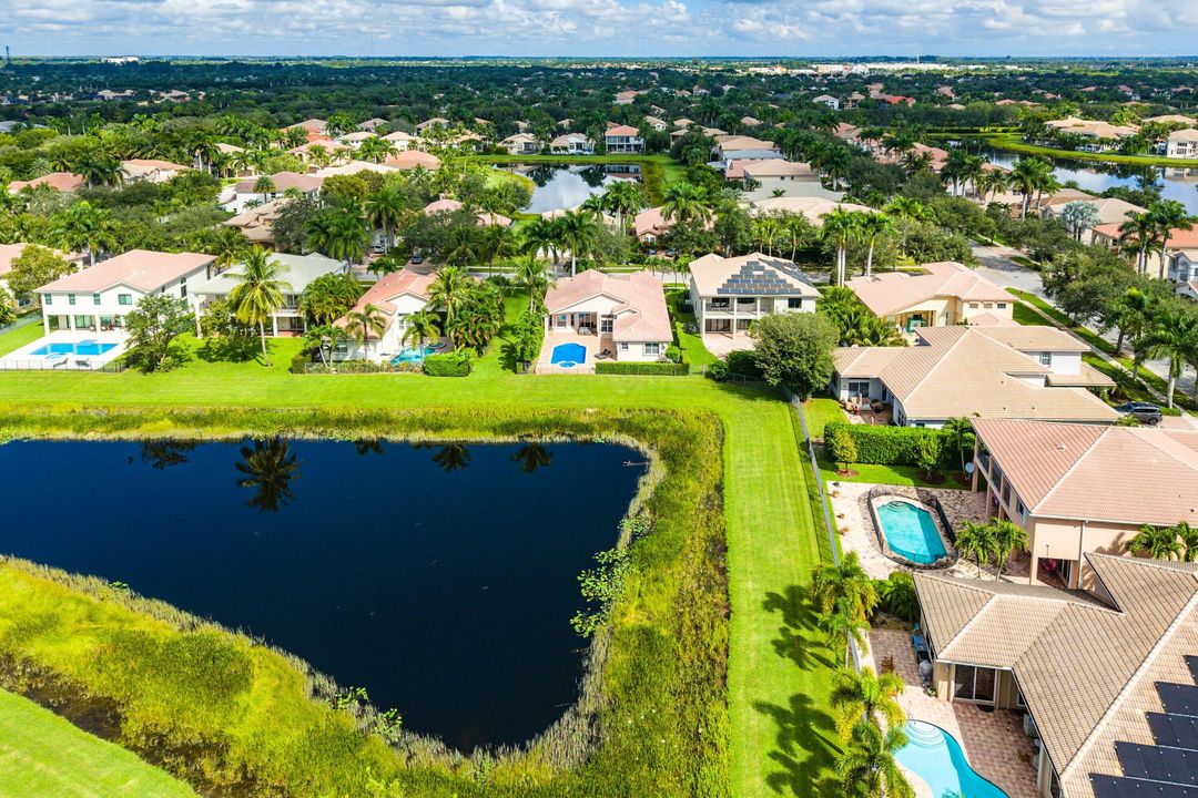 Activo con contrato: $999,900 (5 camas, 3 baños, 2945 Pies cuadrados)