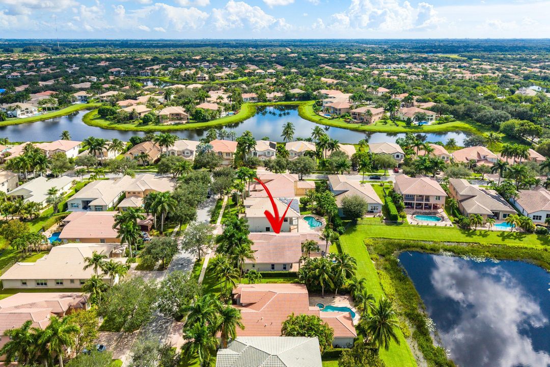 Activo con contrato: $999,900 (5 camas, 3 baños, 2945 Pies cuadrados)