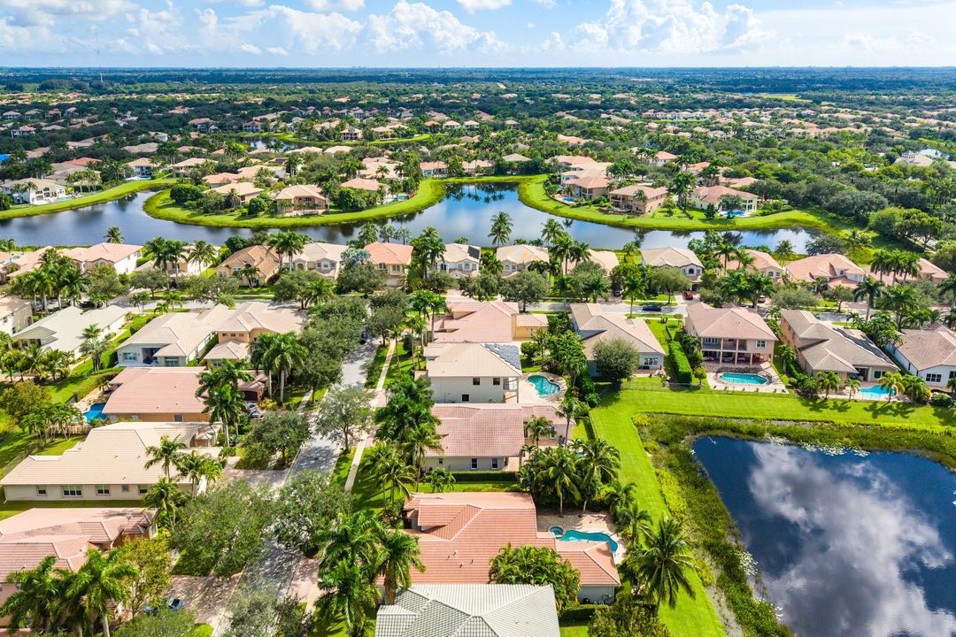 Activo con contrato: $999,900 (5 camas, 3 baños, 2945 Pies cuadrados)