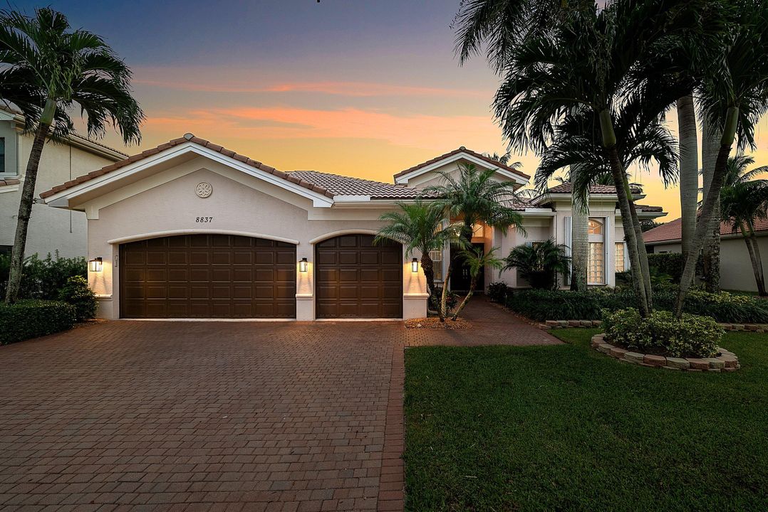 Activo con contrato: $999,900 (5 camas, 3 baños, 2945 Pies cuadrados)