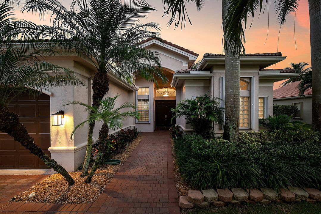 Activo con contrato: $999,900 (5 camas, 3 baños, 2945 Pies cuadrados)