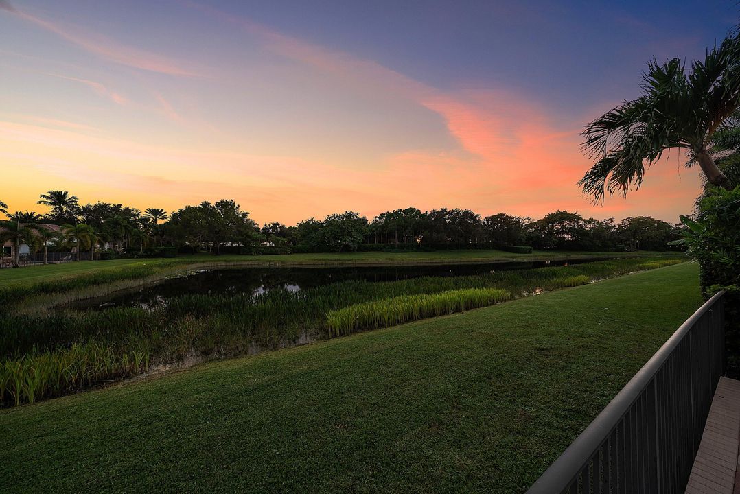 Activo con contrato: $999,900 (5 camas, 3 baños, 2945 Pies cuadrados)