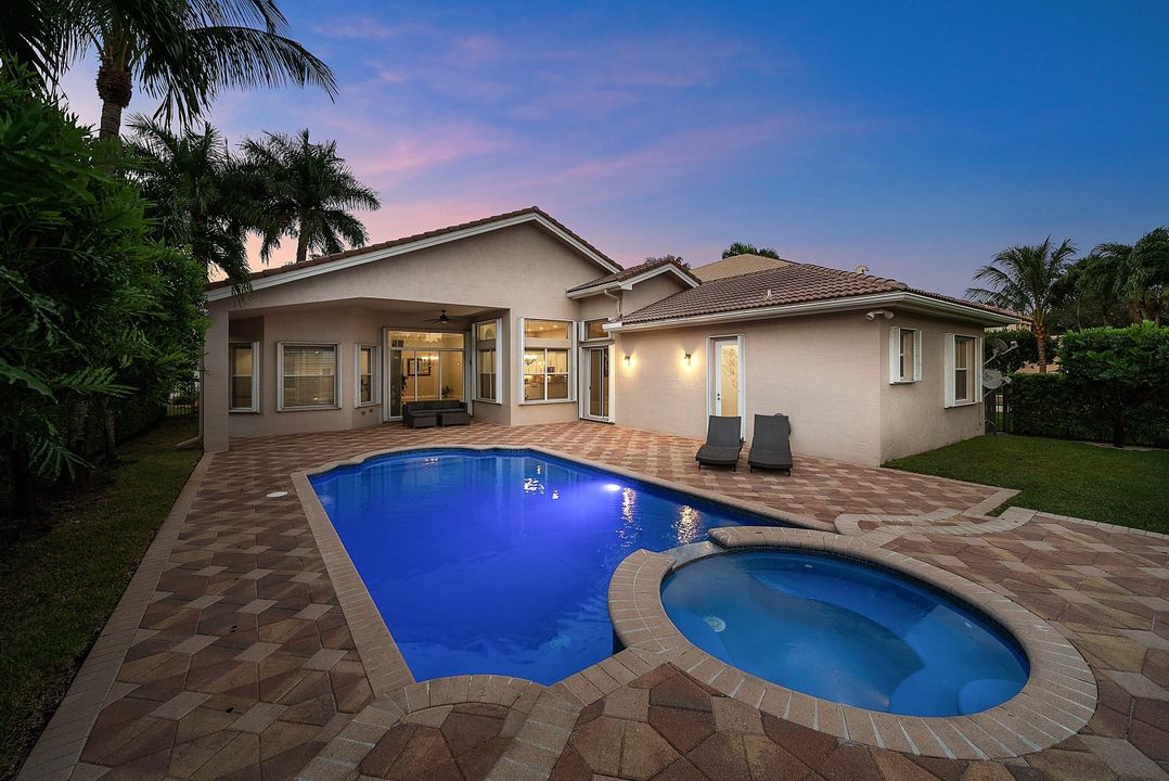 Activo con contrato: $999,900 (5 camas, 3 baños, 2945 Pies cuadrados)