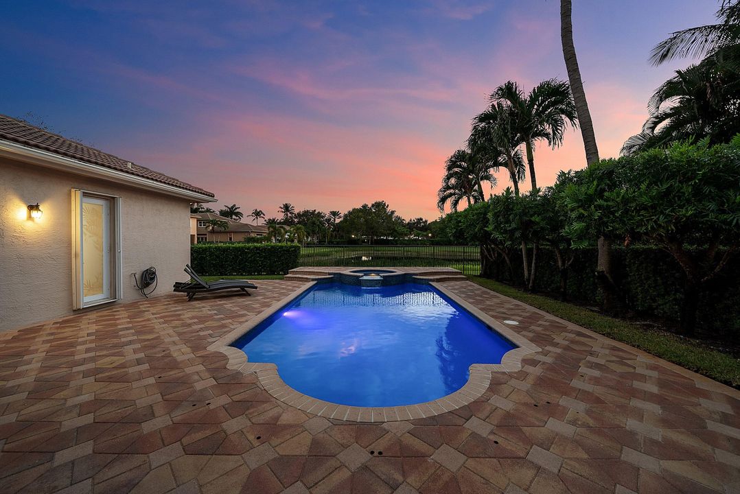 Activo con contrato: $999,900 (5 camas, 3 baños, 2945 Pies cuadrados)